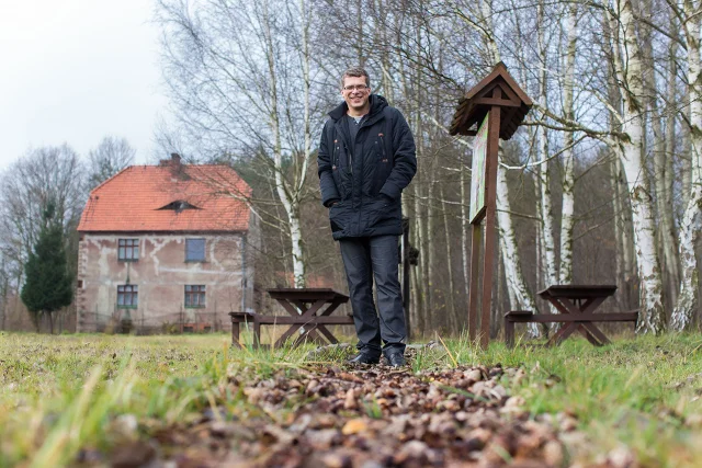 Krzysztof Szustka, dobry duch regionu, na Ścieżce Zmysłów.