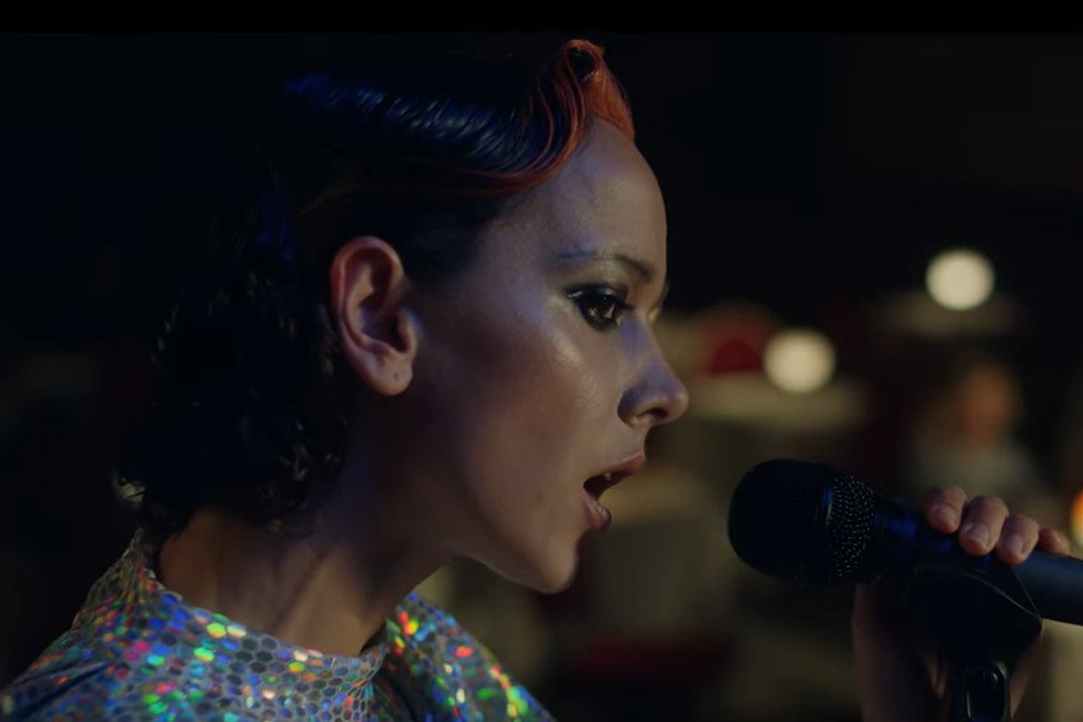 Utwór "Ostatni" w wersji Tymka, Brodki i Urbanskiego promuje serial "Rojst'97"