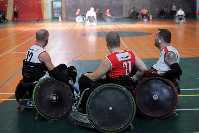Niepełnosprawni zawodnicy podczas meczu koszykówki.