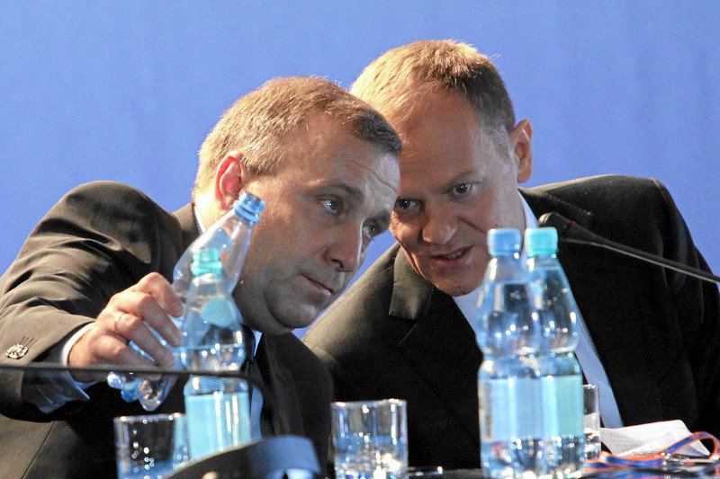 Czy Donald Tusk próbuje zachodzić Grzegorzowi Schetynie? Tak twierdzi "Gazeta Polska". Zdjęcie pochodzi z 2011 r. z konwencji PO.