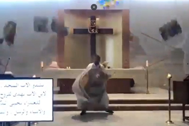 Na relacji z mszy widać moment wybuchu.