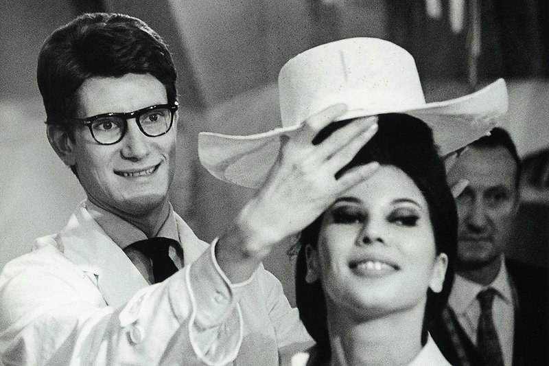 Yves Saint Laurent na początku kariery w 1962 roku