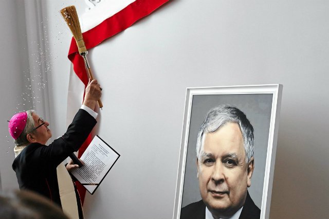 Uroczystość nadania sali konferencyjnej imienia Lecha Kaczyńskiego . Arcybiskup Sławoj Leszek Głódź .