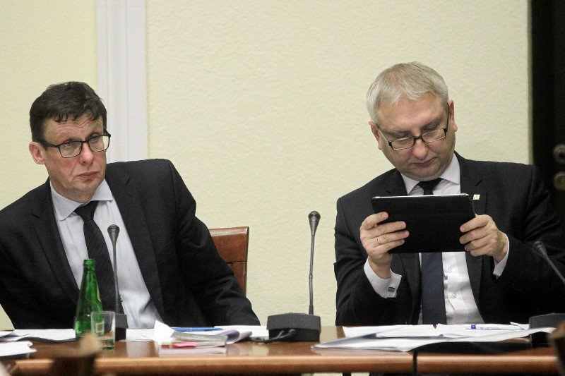 Poseł Pięta (z prawej) używa Twittera do grożenia różnym grupom zawodowym.