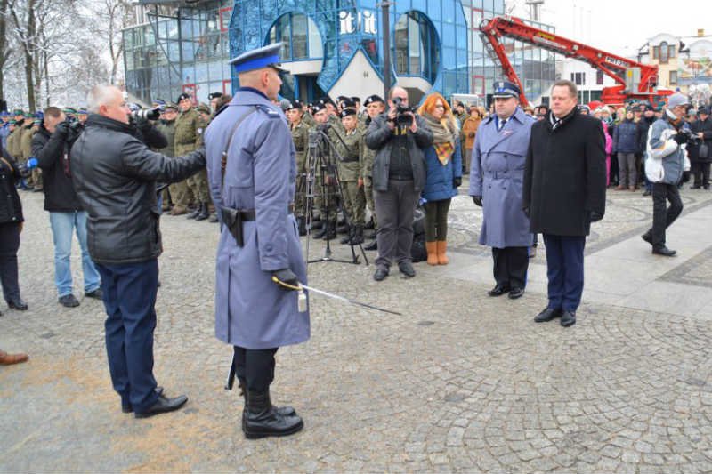 Naczelnik prewencji z Białegostoku, który kazał policjantom ciąć konfetti, dostał nagrodę.