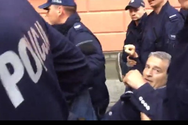 Policjanci siłą usuwają Frasyniuka, by oczyścić Krakowskie Przedmieście na wiec PiS.