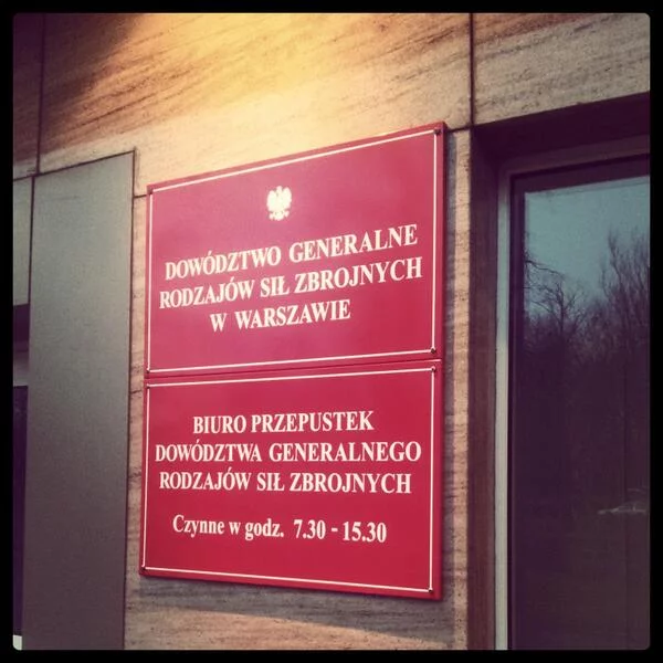 Wejście do Dowództwa Generalnego RSZ