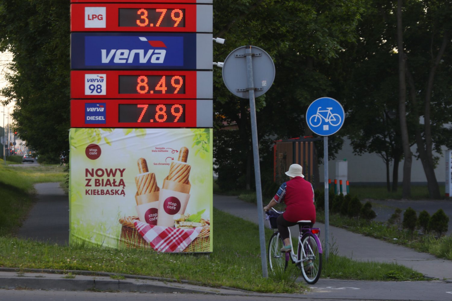 Polacy płacą coraz więcej, ale propaganda TVP i PiS uspokaja ich, że na Zachodzie mają drożej