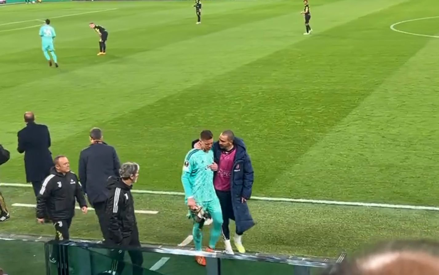 Wojciech Szczęsny złapał się za klatkę piersiową i musiał opuścić boisko.