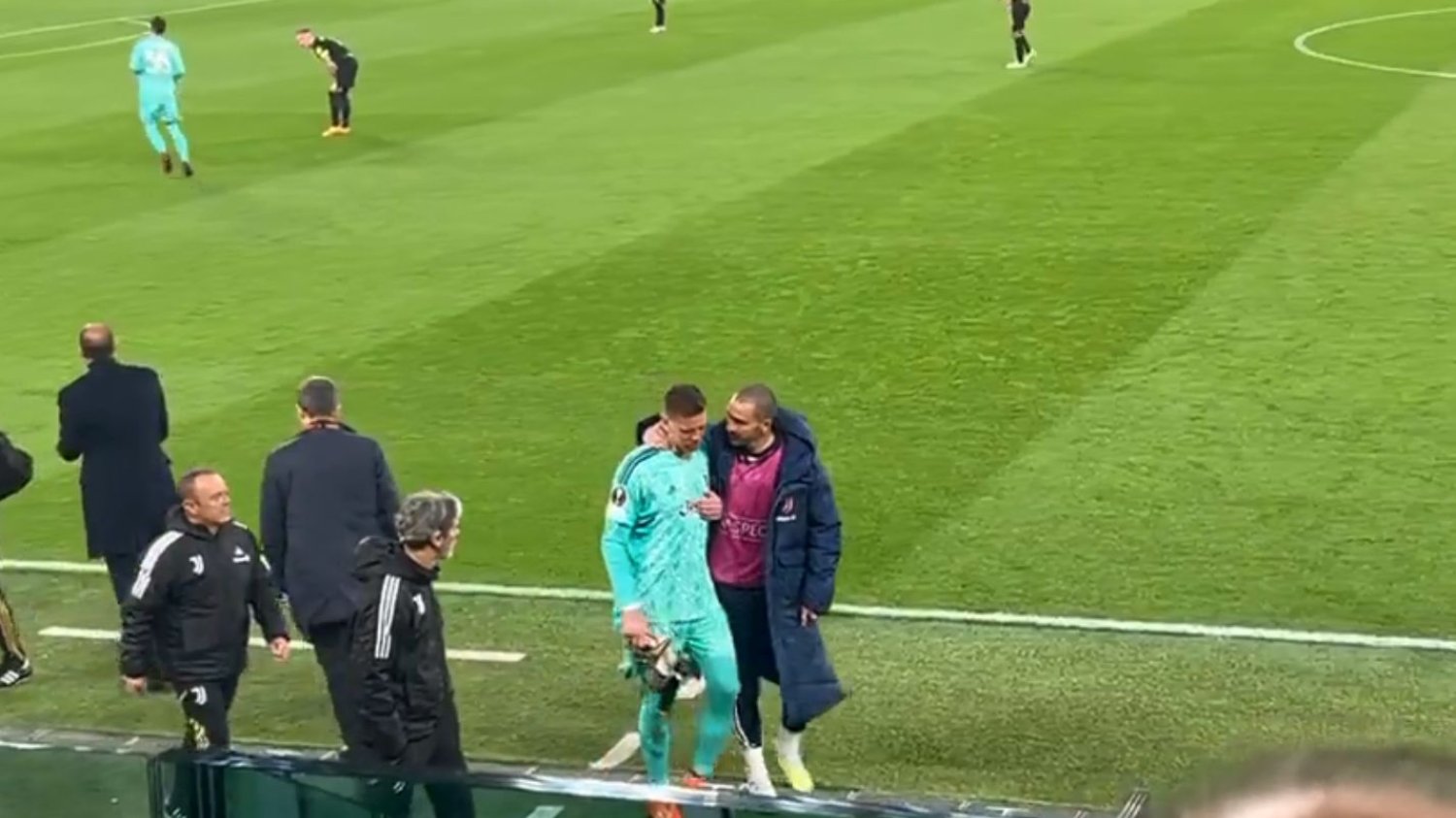 Wojciech Szczęsny złapał się za klatkę piersiową i musiał opuścić boisko.