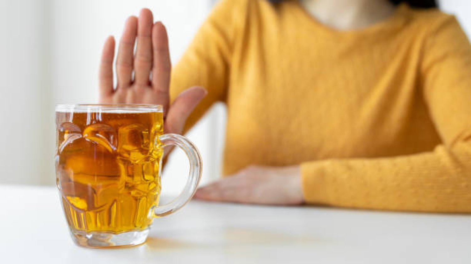 Alkohol odwadnia organizm, a skóra od razu to odczuwa.