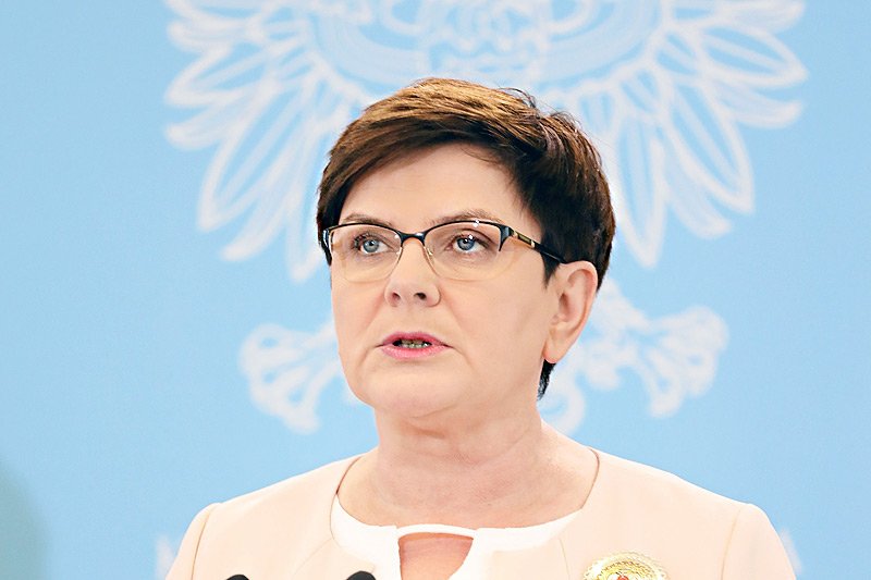 Premier Beata Szydło potępiła zbyt wysoki poziom emocji na zgromadzeniach publicznych w Polsce. Utyskiwała jednak głównie na problemy PiS na Krakowskim Przedmieściu, zachowania swoich wyborców nie skrytykowała.