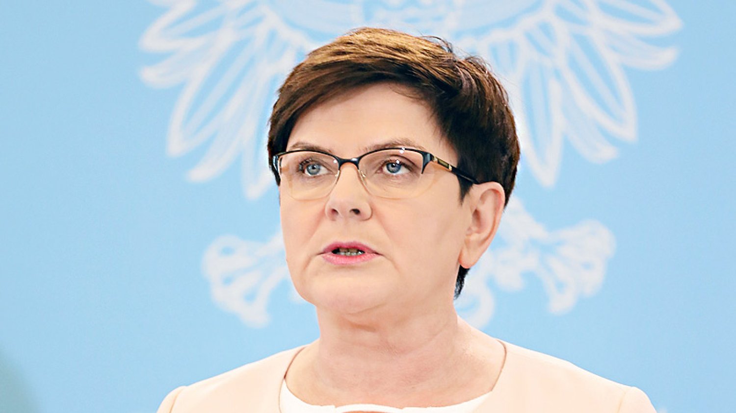 Premier Beata Szydło potępiła zbyt wysoki poziom emocji na zgromadzeniach publicznych w Polsce. Utyskiwała jednak głównie na problemy PiS na Krakowskim Przedmieściu, zachowania swoich wyborców nie skrytykowała.