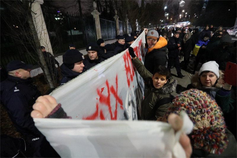 W poniedziałek wieczorem przed ambasadą Rosji w Warszawie było gorąco.