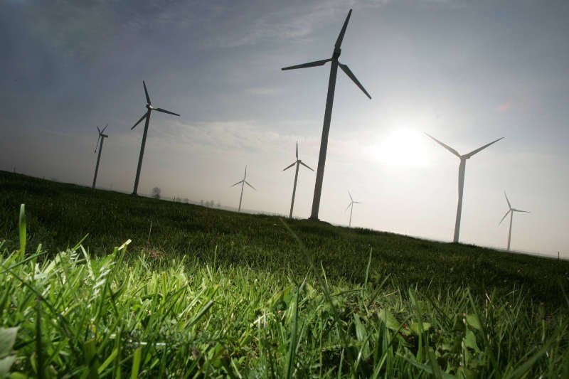 Rząd coraz mniej chce wspierać energię wiatrową, opóźnia ustawę o OZE, a tym samym naraża polską gospodarkę na wielkie straty