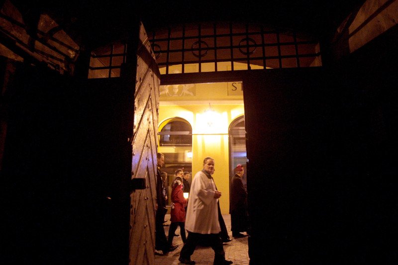 Polakom nie przeszkadzają krzyże na ścianach. Nie chcą za to, by księża mówili jak mają głosować