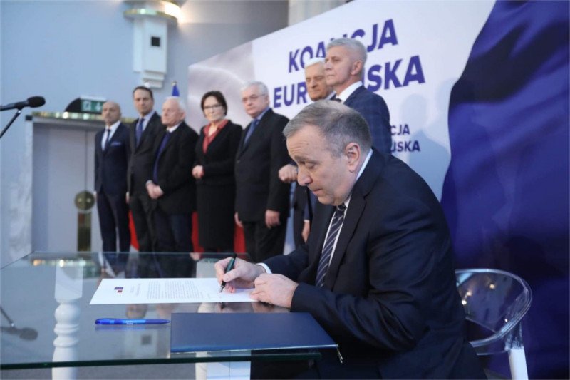 Po ogłoszeniu powstania Koalicji Europejskiej wszyscy z uczestników konferencji podpisali się pod deklaracją.