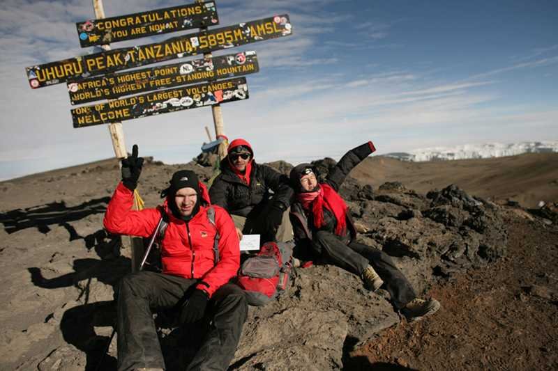 Łukasz Żelechowski (na pierwszym planie) na szczycie Kilimandżaro