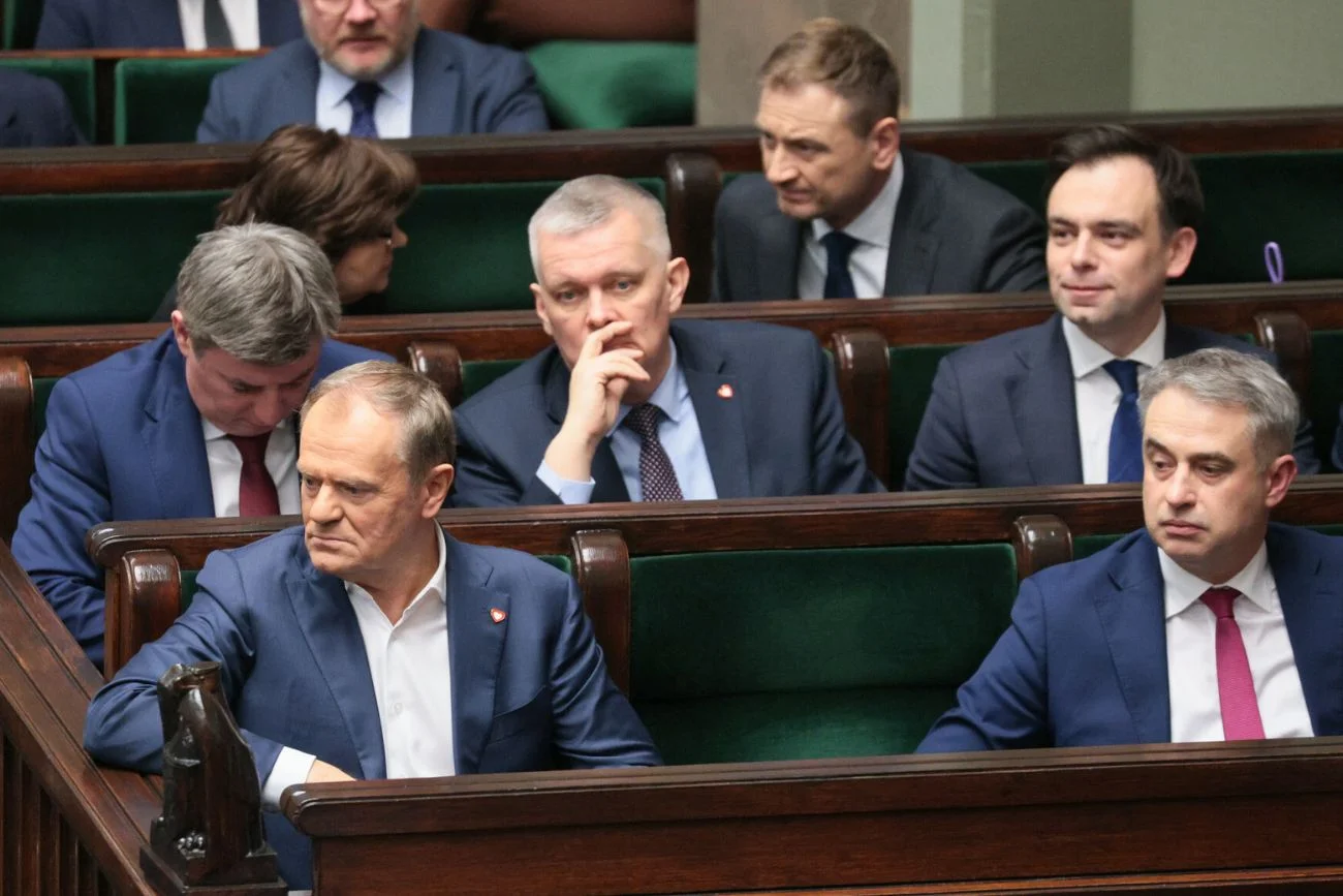 Ogromne zaskoczenie w nowym sondażu. Przyszłość rządu w rękach jednej partii. Problemy koalicji rządzącej. Konfederacja odegra kluczową rolę w przyszłym rządzie.