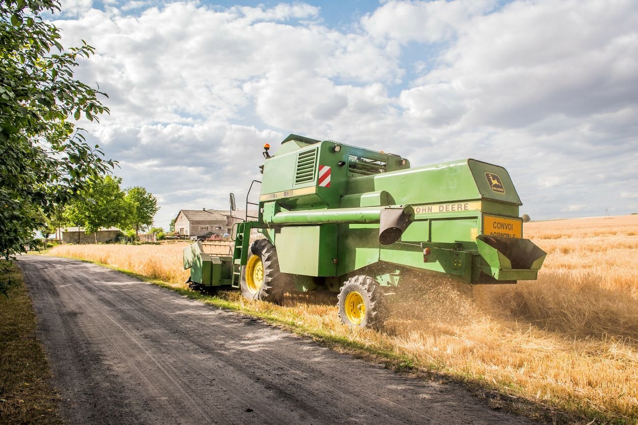 Polacy coraz częściej wzywają policję do rolników podczas żniw. A to za hałas w nocy, a to za niezdjęcie hedera podczas jazdy po drodze