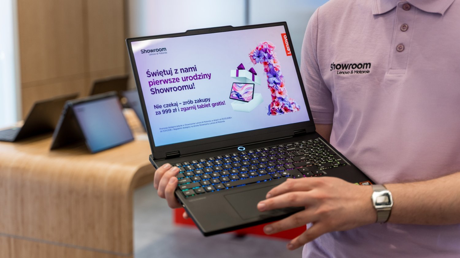 Showroom Lenovo & Motorola na swoje pierwsze urodziny przygotował ofertę specjalną z prezentami w postaci tabletów i ładowarek.