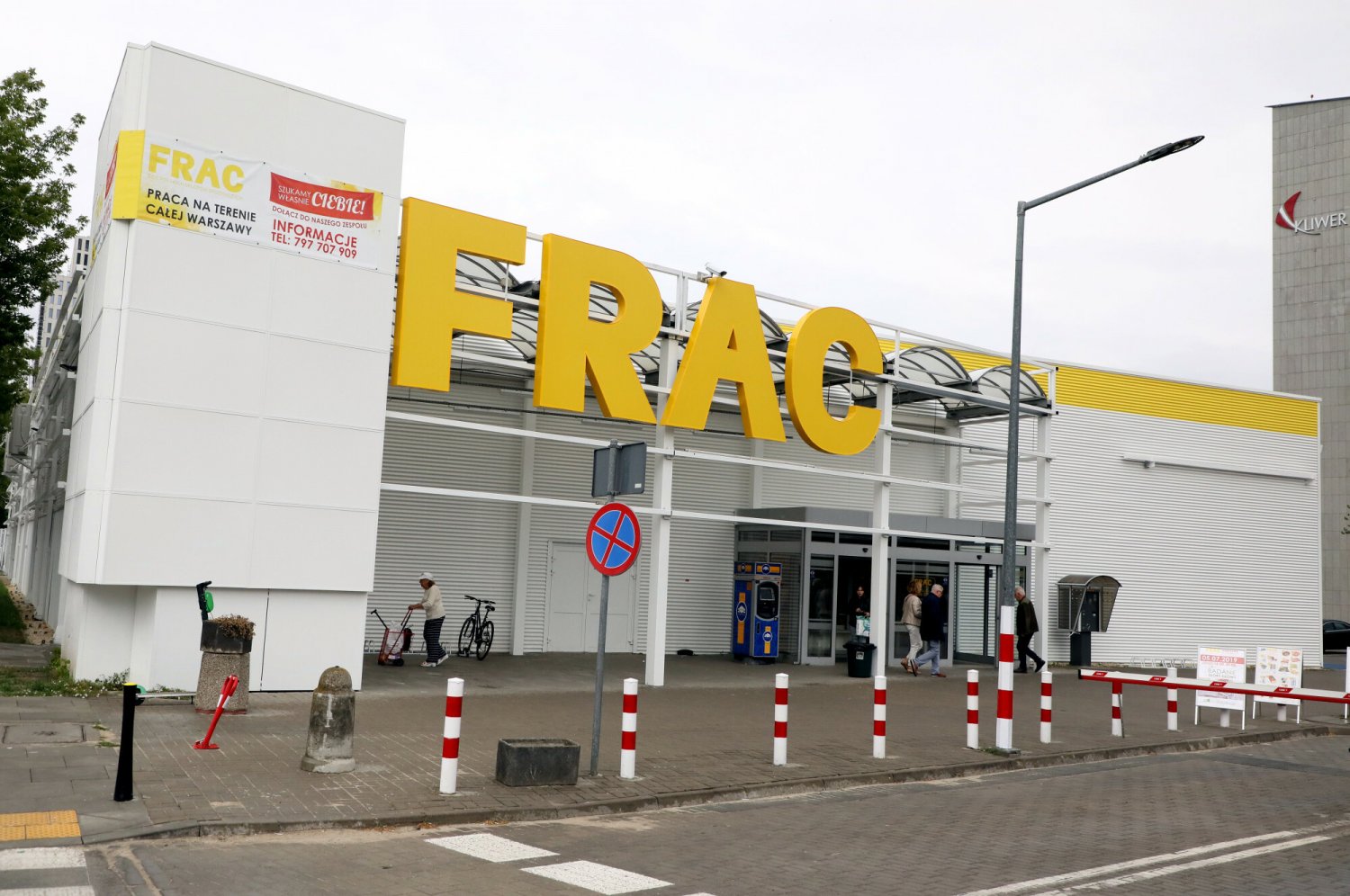 Warszawę zalewają sklepy z Podkarpacia. Dziś otworzył się kolejny, który wypełnia lukę po Almie