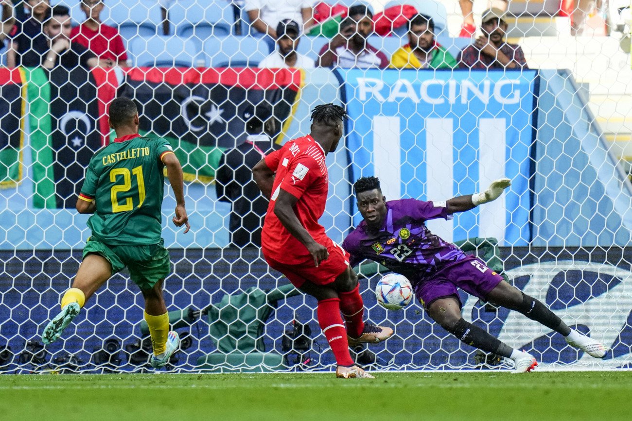 Breel Embolo w tej sytuacji zdobył gola, który otworzył mundial w Katarze dla Szwajcarów od trzech punktów.