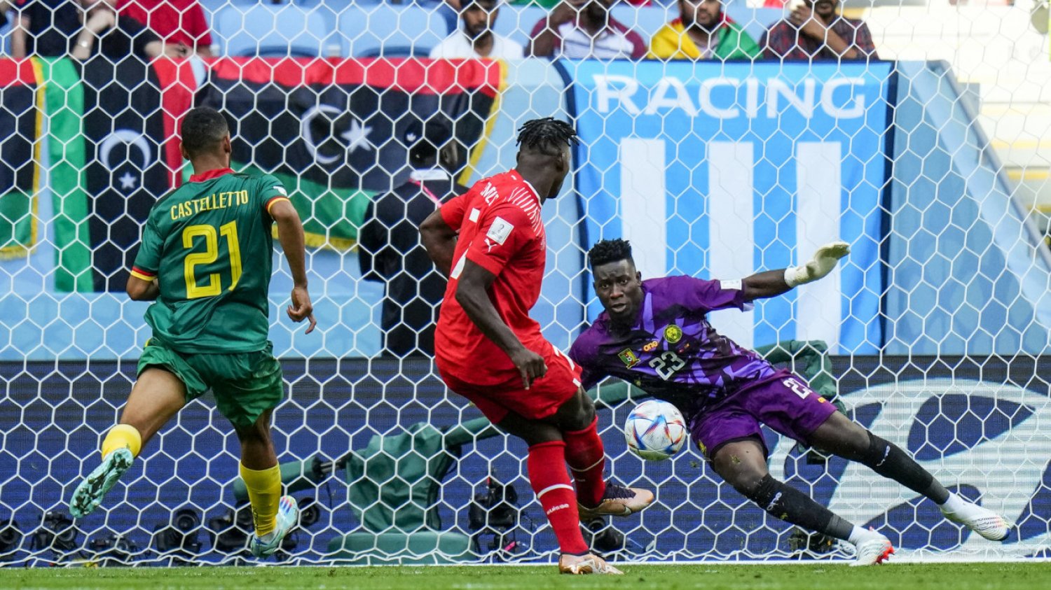 Breel Embolo w tej sytuacji zdobył gola, który otworzył mundial w Katarze dla Szwajcarów od trzech punktów.