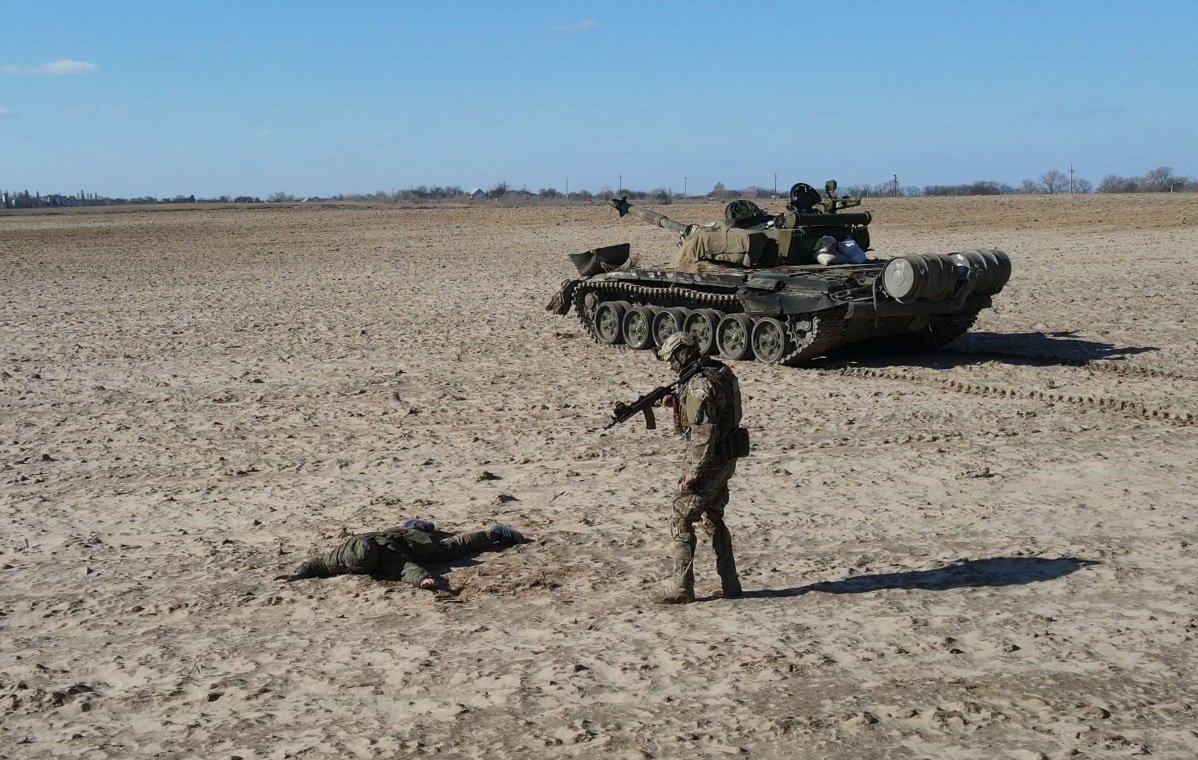 Doradca szefa MSW Ukrainy przekazał, że rosyjski żołnierz poddał się wraz z czołgiem.