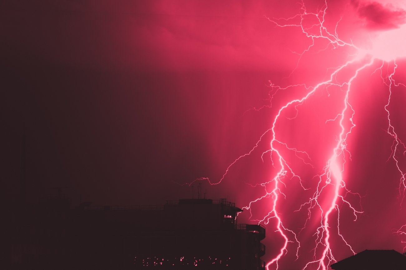 Robili sobie selfie i uderzył w nich piorun. Potężne wyładowanie zabiło 18 osób