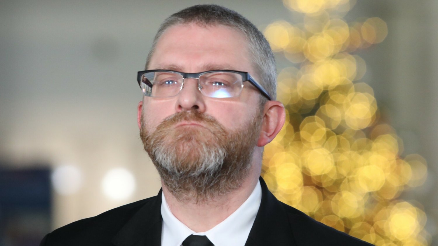 Poseł Konfederacji Grzegorz Braun nie uniknie już kar za swoje sejmowe ekscesy i brak maseczki.