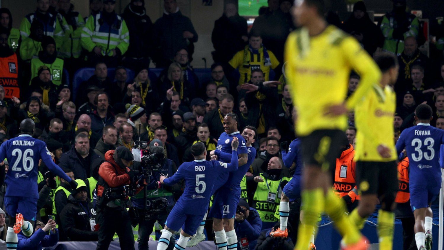 Piłkarze Chelsea Londyn wykorzystali atut swojego boiska i odrobili straty z pierwszego spotkania w Dortmundzie.