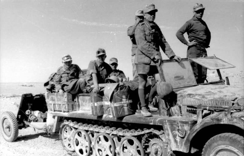 Żołnierze Afrika Korps z kanistrami Wehrmacht-Einheitskanister.