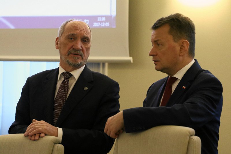 Antoniemu Macierewiczowi tak spodobały się gabinetu w MON, że postanowił ich nie opuszczać.