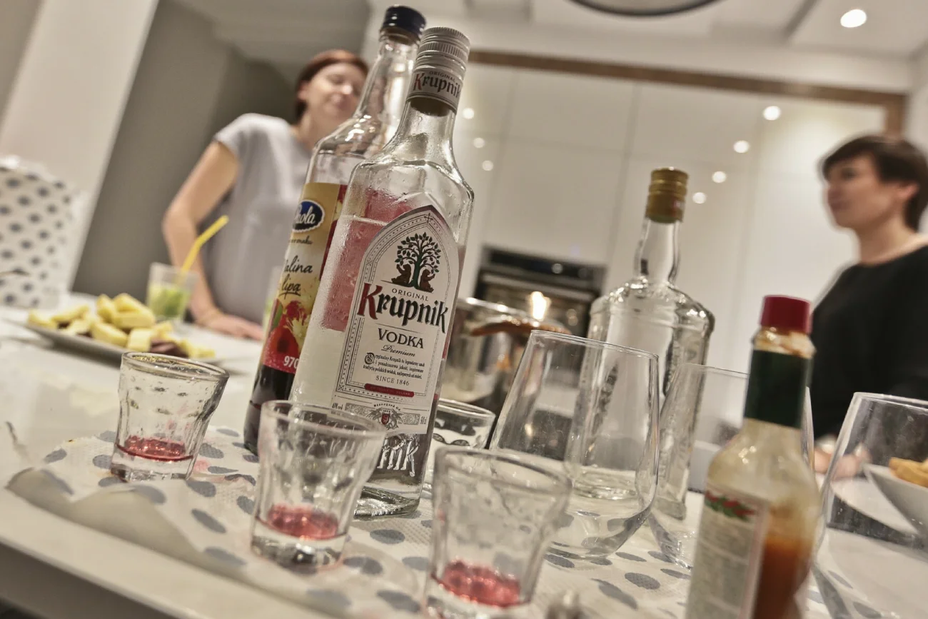 Jak rzucić alkohol? Edukacja natarczywych "namawiaczy" to podstawa