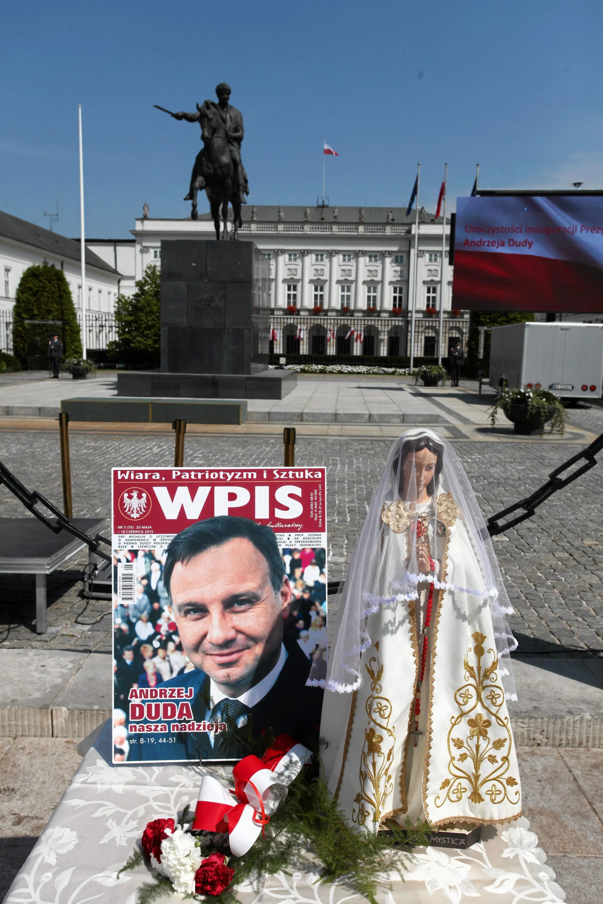 Okładka z Andrzejem Dudą pod smoleńskim krzyżem na Krakowskim Przedmieściu w Warszawie