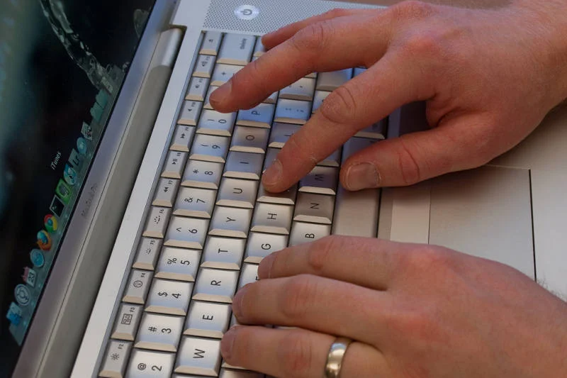 Jeśli killka godzin dziennie spędzasz przy laptopie, dbaj o jego czystość. Nie tylko przecieraj ekran, ale i klawiaturę, choćby antybakteryjną chusteczką
