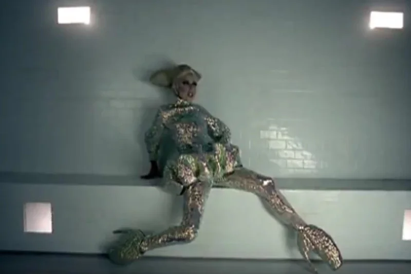 Lady Gaga w charakterystycznych butach od Alxandra McQueena