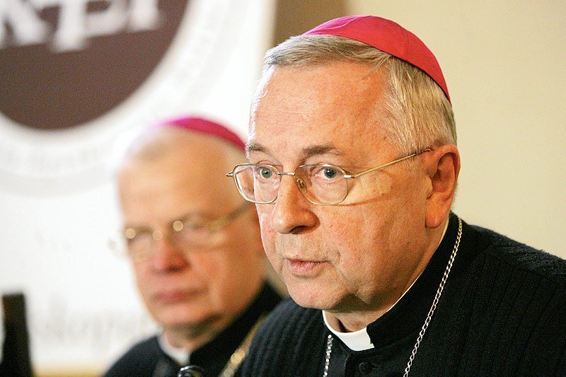 Abp Gądecki z kontynuuje twardą politykę swojego poprzednika na stanowisku przewodniczącego KEP, abp. Michalika. Watykan krytykuje jednak jeszcze odważniej.