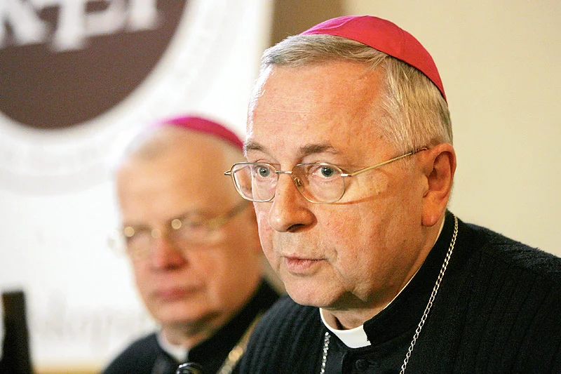 Abp Gądecki z kontynuuje twardą politykę swojego poprzednika na stanowisku przewodniczącego KEP, abp. Michalika. Watykan krytykuje jednak jeszcze odważniej.