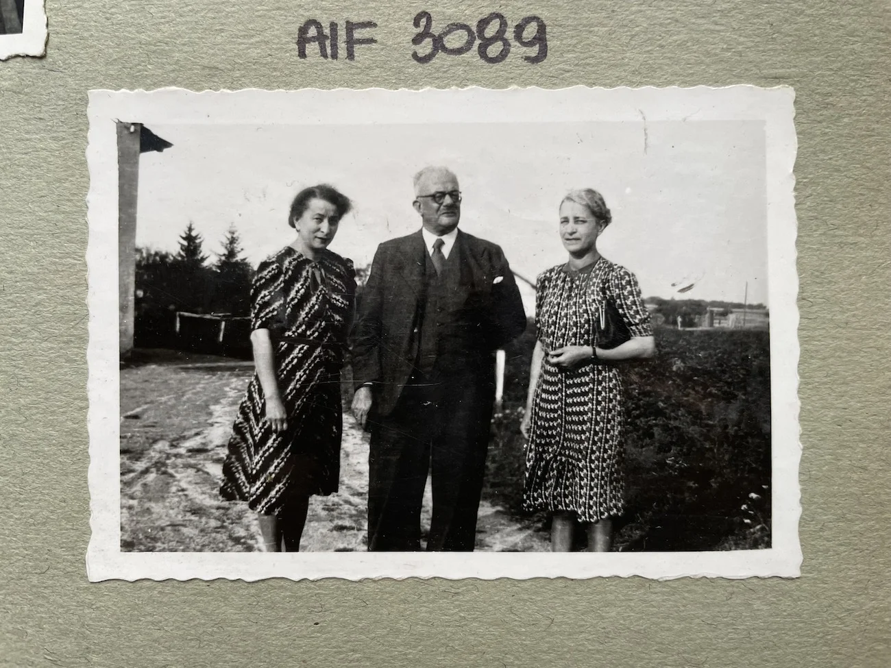 Siostry z Halewskich: Stefania Błażejewska (po lewej) i Zofia Jasiewicz (po prawej), pośrodku Jan Błażejewski, Kraków, sierpień 1943 roku
