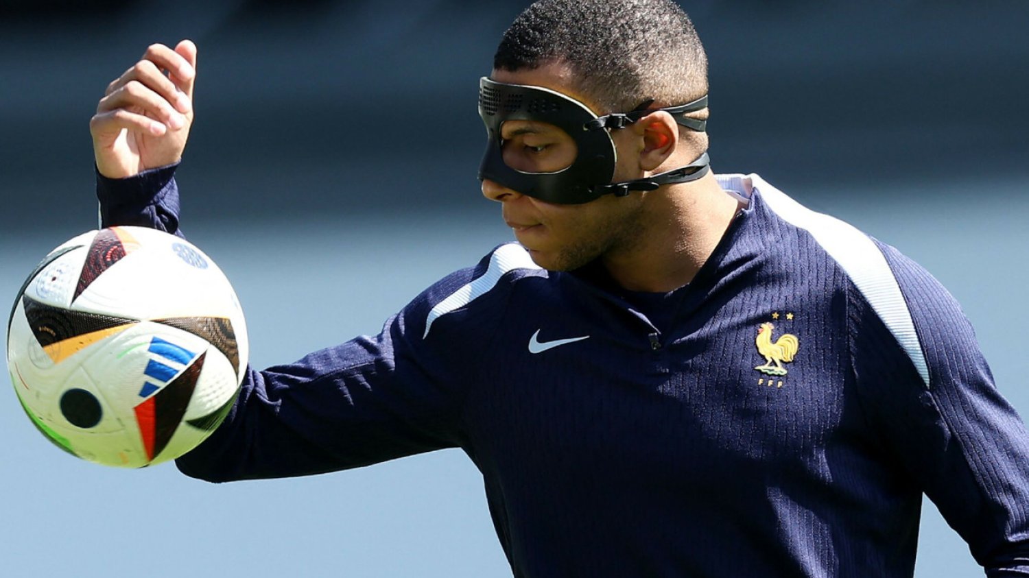 Kylian Mbappe już od kilku dni trenuje w masce