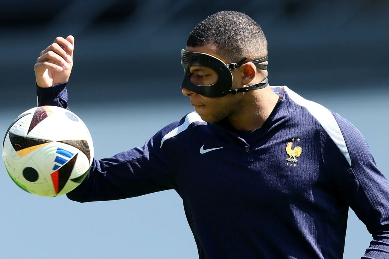 Kylian Mbappe już od kilku dni trenuje w masce