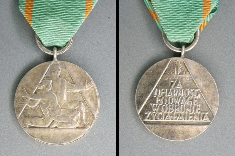 Medal za Ofiarność i Odwagę. Takie odznaczenie państwowe otrzymała od Prezydenta RP na uroczystości w dniu 12 czerwca 2017 r.) 11-letnia Antonina Martuszewska