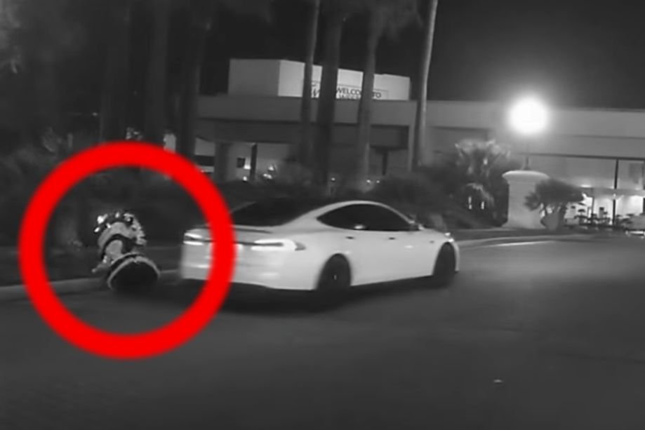 Scenę potrącenia robota przez autonomiczny samochód możemy zobaczyć w internecie