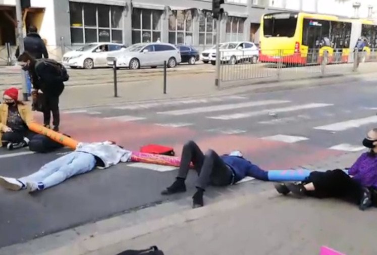 Blokada w Warszawie i Wrocławiu. Protest ekologiczny Extinction Rebellion.