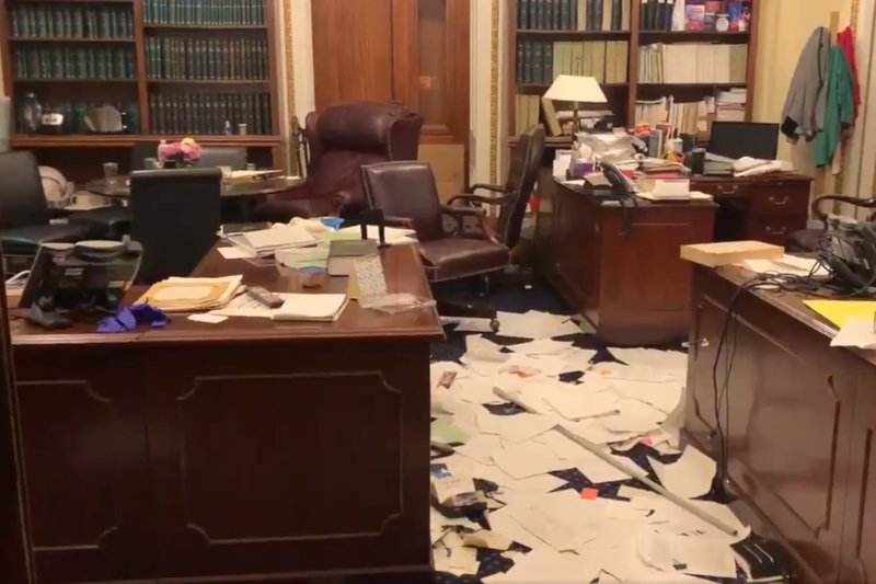 Zdewastowane biura w Kapitolu/ Fot. Twitter/@alizaslav