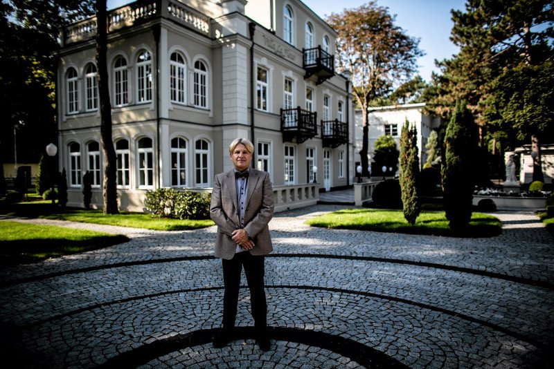 Marek Roefler w Noc Muzeów otwiera szeroko drzwi swojej willi w Konstancinie. Na ścianach kawał historii polskiego malarstwa.