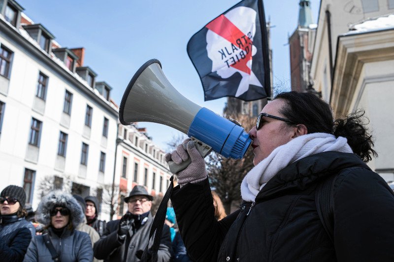 Na piątek kobiety zapowiadają strajk przeciwko zaostrzeniu prawa aborcyjnego. PiS po początkowej szarży, zamroziło prace nad projektem.