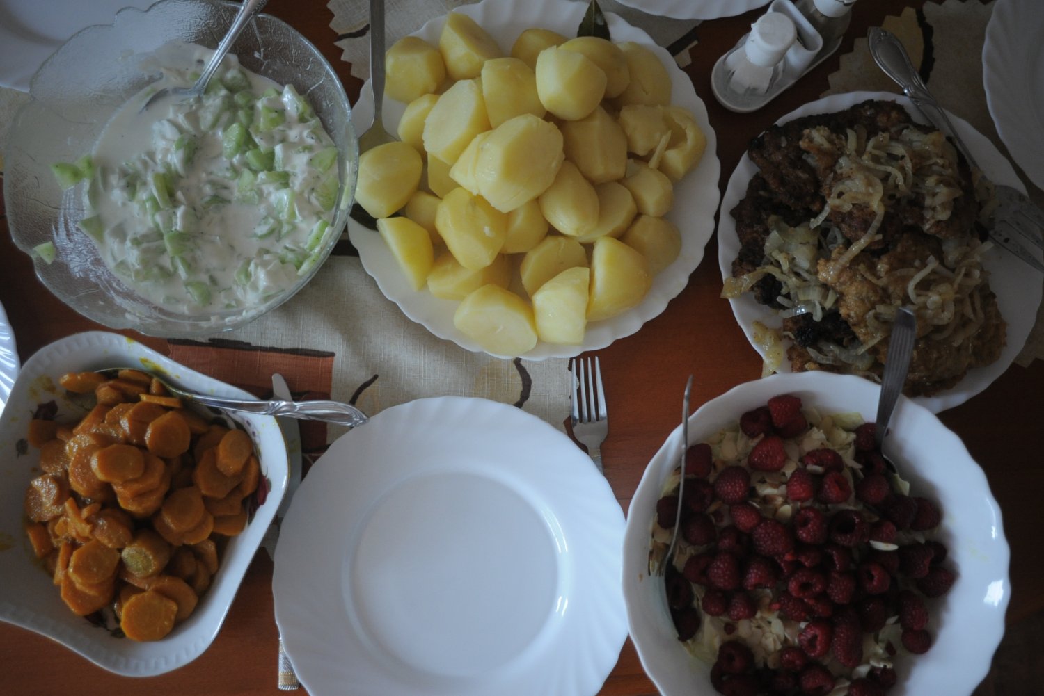 Na "obiadówkach", czyli grupach na Facebooku zrzeszających po kilkaset tysięcy osób, Polacy dzielą się zdjęciami tego, co jedzą na co dzień na obiad